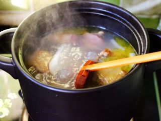 补气养血的清补凉鸡汤,打开锅盖放入淮山后再炖至半个小时左右。