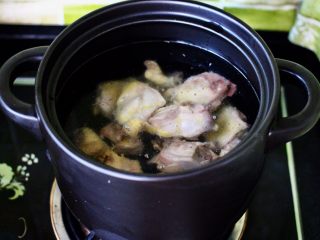补气养血的清补凉鸡汤,沙锅中一次性倒入足够的清水，把鸡块放入沙锅中。