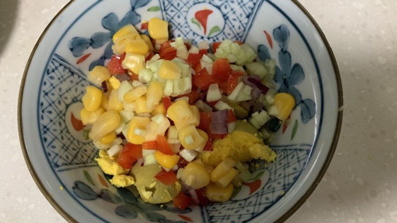 日式鸡蛋沙拉,加入洋葱粒、甜玉米、黄瓜粒等全部食材。
