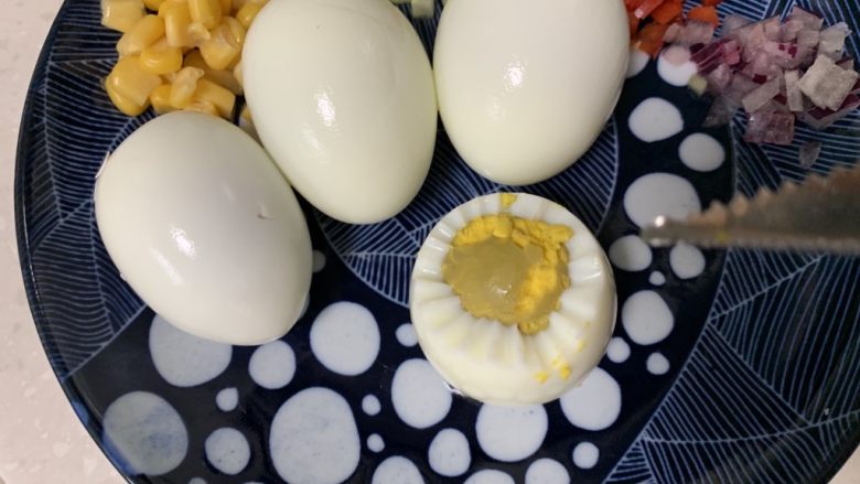 日式鸡蛋沙拉,去壳后切刀切一小口露出蛋黄。我用西瓜刀割开蛋白，让鸡蛋有道花边。