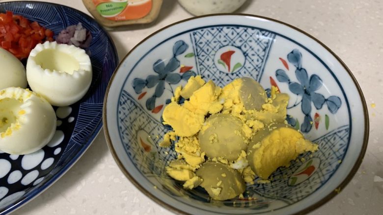 日式鸡蛋沙拉,取出蛋黄放入碗里。