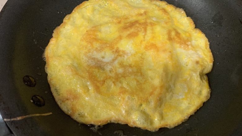 芝士奶酪牛肉肠鸡蛋手抓饼,鸡蛋打散用小火煎成金黄色蛋皮。
