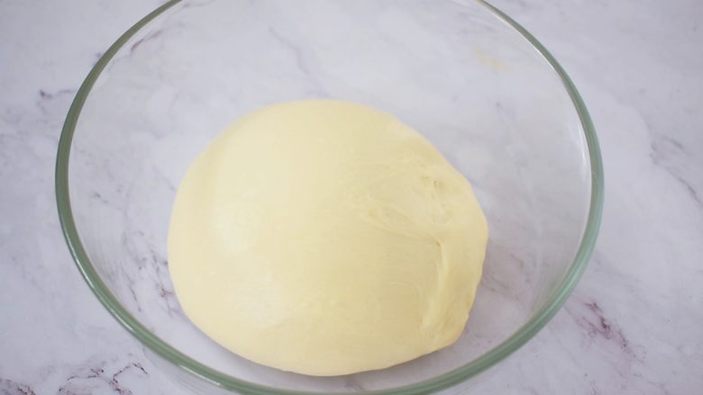 炼乳土司,取出揉圆放入容器中，放在温暖处发酵至两倍大左右
