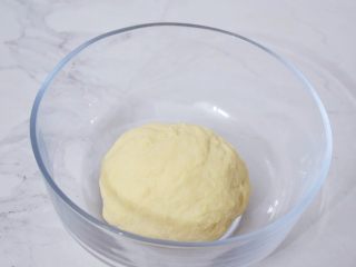 炼乳土司,把所有中种面团材料混合，揉成光滑的面团即可，盖上保鲜膜，放入冰箱冷藏发酵17小时，也可以头天晚上做好中种放入冰箱，第二天做面包