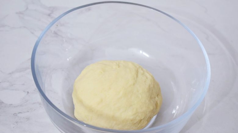 炼乳土司,把所有中种面团材料混合，揉成光滑的面团即可，盖上保鲜膜，放入冰箱冷藏发酵17小时，也可以头天晚上做好中种放入冰箱，第二天做面包