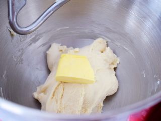 炼乳土司,大约揉10分钟后加入黄油，继续启动揉面程序