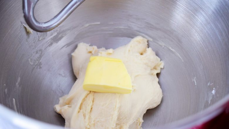 炼乳土司,大约揉10分钟后加入黄油，继续启动揉面程序