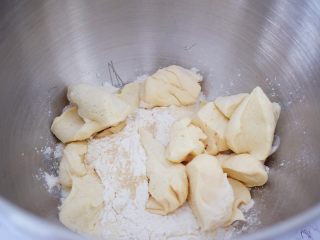 炼乳土司,将除了黄油外所有的材料全放入厨师机的和面桶中，顺序为先液体，后粉类，酵母和中种材料，启动揉面程序