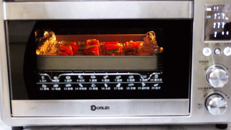 超爽的麻辣孜然烤肉串,启动烤箱170度烤制23分钟。