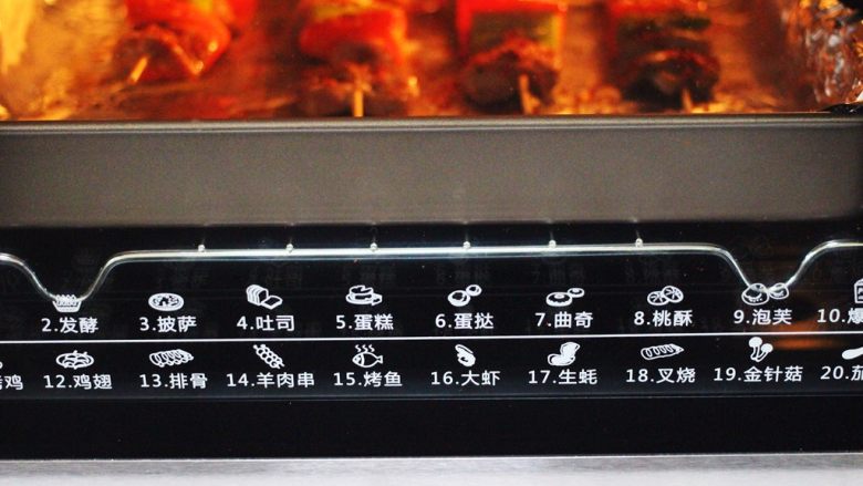 超爽的麻辣孜然烤肉串,把肉串再次放到烤箱里继续烤制13分钟即可。