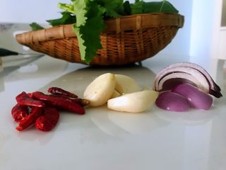炝炒油菜苔,准备好所有食材。