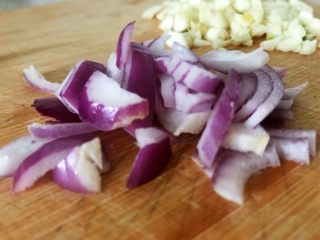 炝炒油菜苔,洋葱切小。