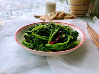 炝炒油菜苔,搭配任一餐都很棒。
