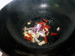 炝炒油菜苔,热锅中加油，洋葱、尖椒爆炒出香味。（油尽量少不仅能让本菜品健康，会为全天合理用油打下良好的基础）