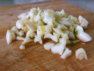 炝炒油菜苔,大蒜剁碎。