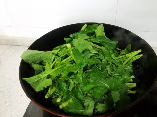 炝炒油菜苔,放入油菜苔翻炒，如中途太干可加点清水进去。