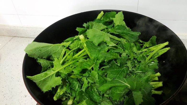 炝炒油菜苔,放入油菜苔翻炒，如中途太干可加点清水进去。
