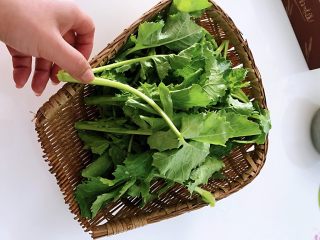 炝炒油菜苔,1.油菜苔清洗干净，沥干水分。（食谱中提供菜的用量仅供参考，人多适当增加人少适当减少就行了）