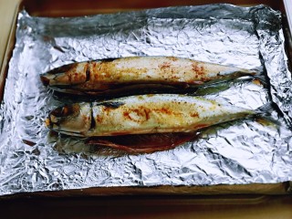 香辣孜然烤鱼,将腌制好的鱼，放在垫锡纸的烤盘上，鱼下面各放一片杏鲍菇，避免鱼经高温烘烤粘在锡纸上。