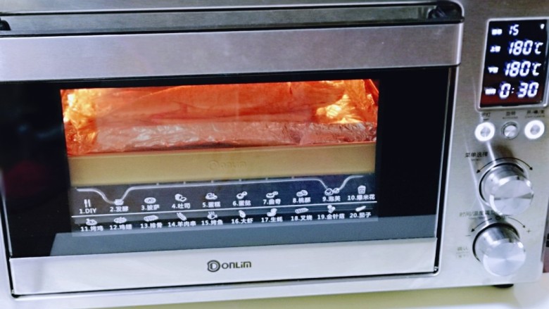 香辣孜然烤鱼,上下管180度烤30分钟。(具体时间及温度根据自家烤箱性能另定)