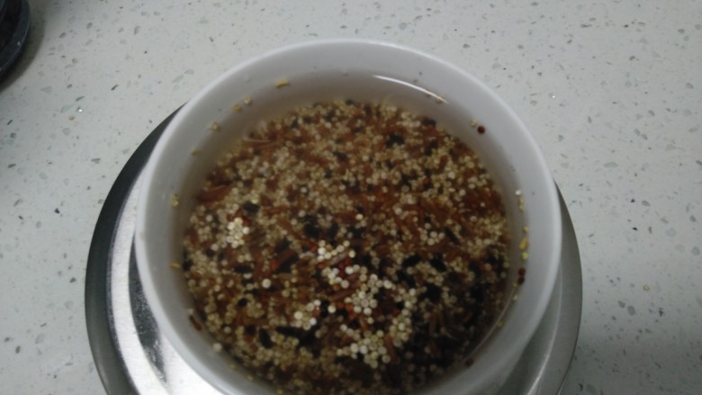 蒸小米大米饭+蒸黑米红米糙米饭,上述食材淘洗干净，加入清水。