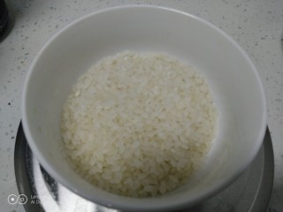 蒸小米大米饭+蒸黑米红米糙米饭,大米准备好。