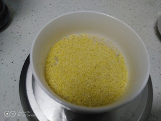 蒸小米大米饭+蒸黑米红米糙米饭,小米准备好，淘洗干净，加入清水。