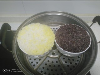 蒸小米大米饭+蒸黑米红米糙米饭,蒸30分钟，关火。