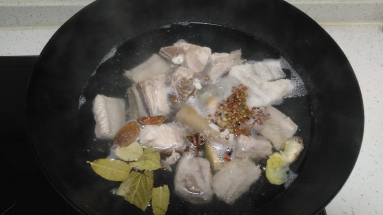 排骨炖冬瓜,所有材料放入锅中，加入沫过食材的开水。