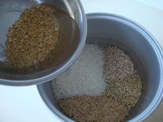 莴笋香肠炒五谷饭,其他几种米洗净后倒入大麦米，加水做成米饭