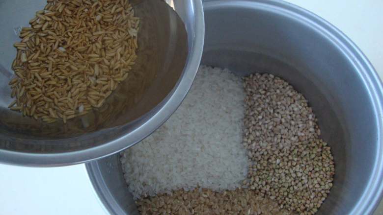 莴笋香肠炒五谷饭,其他几种米洗净后倒入大麦米，加水做成米饭