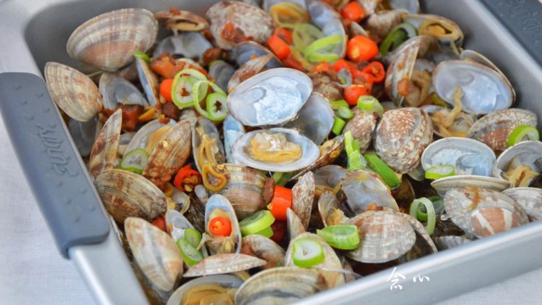 香辣花蛤粉丝,出炉打开锡纸，一个个烘烤好的花蛤都张开了嘴巴，闻着就特别的香，粉丝跟白菜裹满了花蛤的鲜香，吃起来特别的美味，绝对是下饭美食