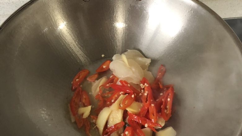 泡椒魔芋丝,锅中加少许油，下泡椒、姜、萝卜
