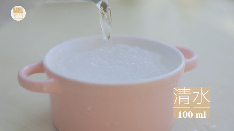 星空雪燕杯「厨娘物语」,放入碗中，倒入100ml清水。