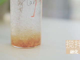 星空雪燕杯「厨娘物语」,杯中倒入15g石蜂糖，装入蒸好的雪燕， 适度搅拌融化。