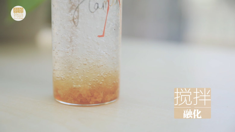 星空雪燕杯「厨娘物语」,杯中倒入15g石蜂糖，装入蒸好的雪燕， 适度搅拌融化。
