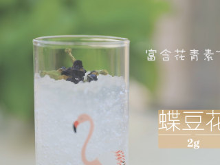 星空雪燕杯「厨娘物语」,顶部放入2g蝶豆花搅拌出蓝色。