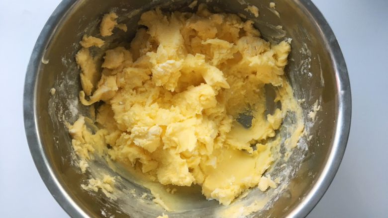 奶香酥脆曲奇,用刮刀搅拌均匀，没有糖粉颗粒。
