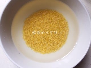 黑糖二米粥（小米+玉米渣渣）,小米也一样，淘洗干净后浸泡