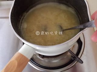 黑糖二米粥（小米+玉米渣渣）,搅拌至熔化