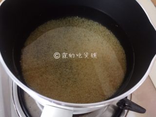 黑糖二米粥（小米+玉米渣渣）,锅里放700g的水（只能多不能少），随后把浸泡后的小米和玉米渣倒入