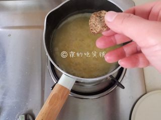 黑糖二米粥（小米+玉米渣渣）,黑糖块放入