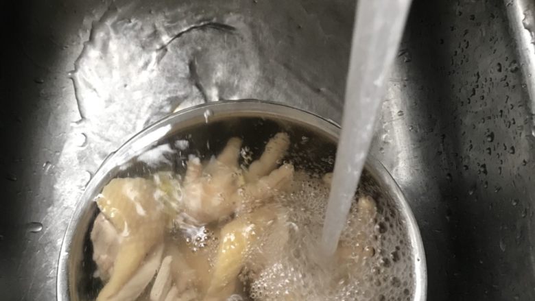 虫草花煲鸡汤,捞起用活水洗净。