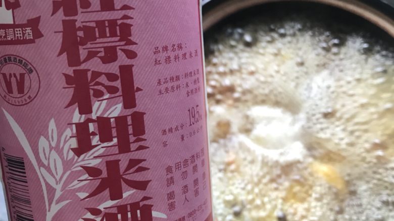 虫草花煲鸡汤,将炖好的鸡汤倒入砂锅中，倒入适量的米酒煨煮片刻即可调味享用美味。