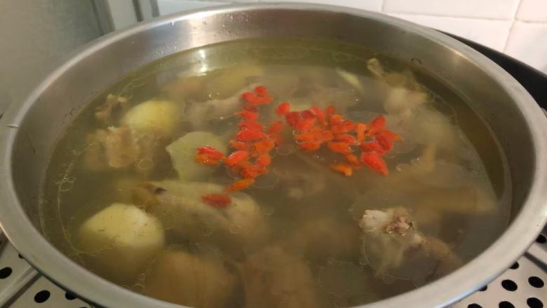 荸荠老鸭汤,炖好加入适量盐，再炖10分钟，炖好加入枸杞再炖2分钟即可出锅。