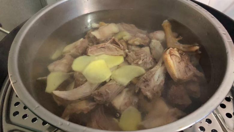 荸荠老鸭汤,蒸锅放入适量水烧开，放入蒸架，再把清洗干净的鸭肉放到大碗里，放入姜片，倒入开水，再把大碗放到蒸锅里，盖上锅盖，大火蒸5分钟，转中火炖40分钟。