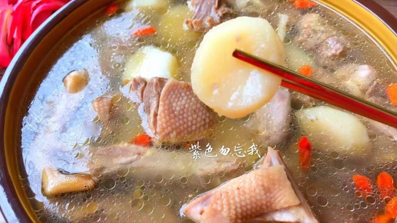 荸荠老鸭汤,滋补又美味的荸荠老鸭汤炖好了，特别好喝，适合这个寒冷的冬天。