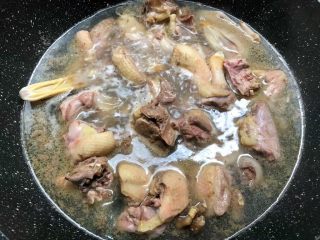 荸荠老鸭汤,锅里水开再煮2分钟，把鸭肉的血末完全焯出来，然后关火，把鸭肉用冷水冲凉，用夹子把鸭肉上的细毛清理干净，清理好洗净待用。