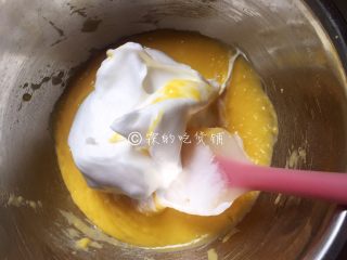 舒芙蕾松饼,先舀1/3打发好的蛋白到蛋黄糊中，翻拌均匀，再把拌好的蛋黄糊全部倒回蛋清盆中，翻拌均匀后备用