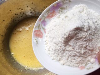 舒芙蕾松饼,低粉和泡打粉混合均匀后过筛，随后倒入蛋黄糊中